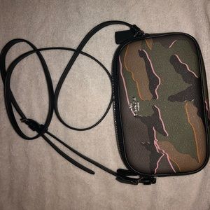 Brand new coach purse. Selling for 120$ obo